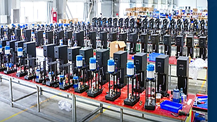 Assembly workshop at Guangzhou Langtai Machinery with filling machines being set up